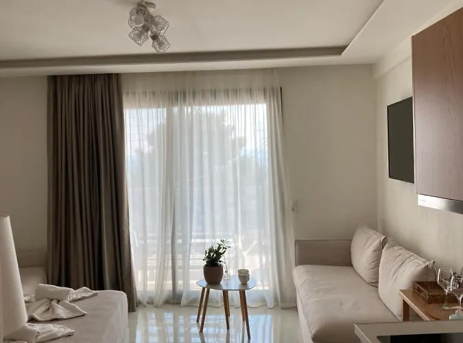 Wide Blue Luxury Boutique Néos Marmarás